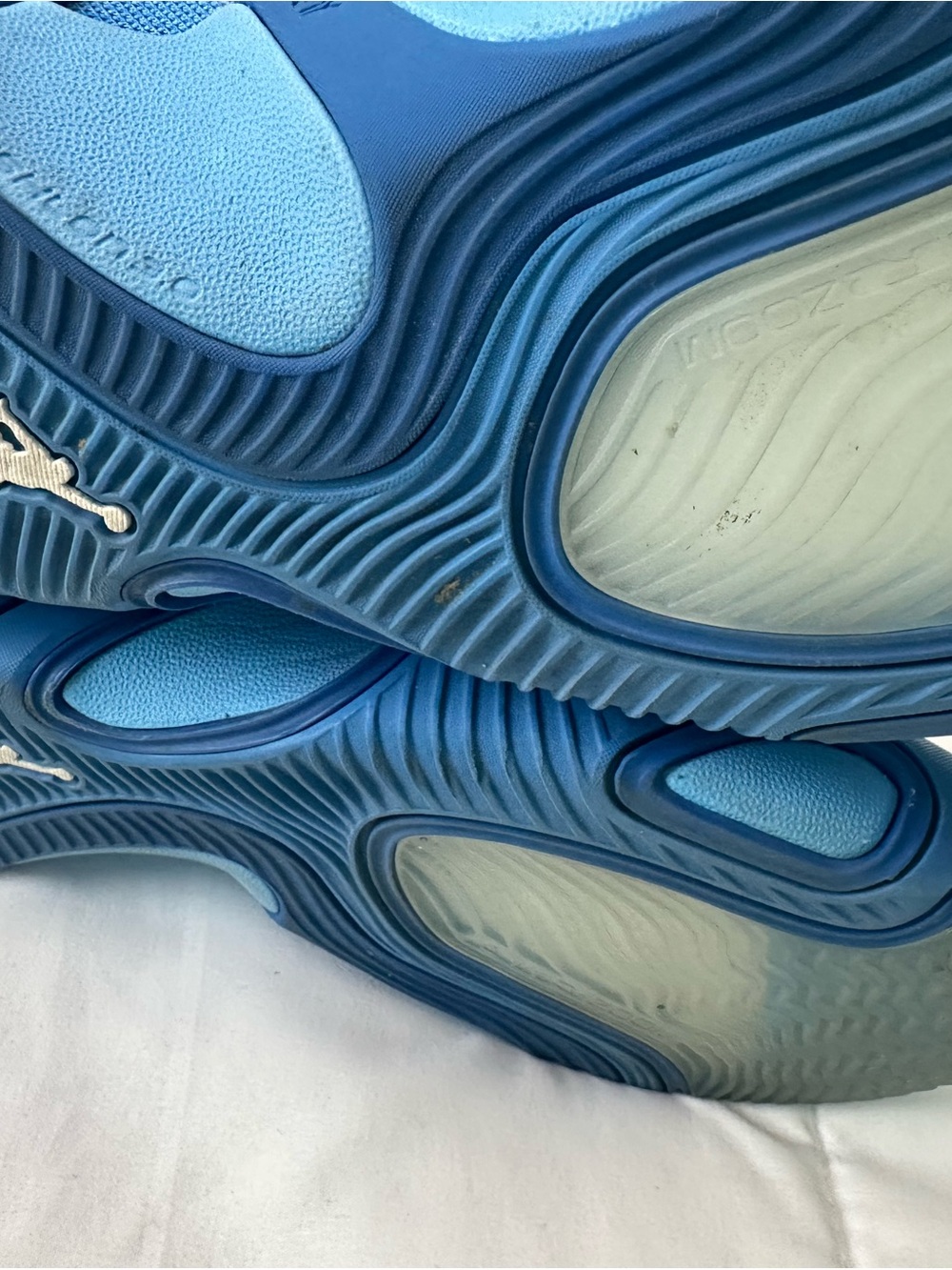 Nike Men’s Blue Athletic Sneakers with White Laces - Picture 5 of 6